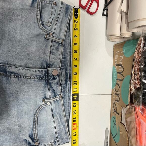 Seven7 High Rise Slim Straight Jeans Light Wash Raw Hem Womens Size 16 - Picture 7 of 9